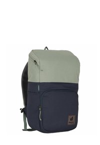 Zaino bicolore verde e blu navy con tasca anteriore con cerniera e spallacci imbottiti, etichettato "deuter" e "Overday" sui lati.