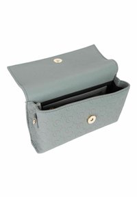 Portafoglio in pelle grigia con texture e chiusura a scatto dorata visibile. Gli scomparti interni includono fessure per carte e una fodera scura a contrasto.