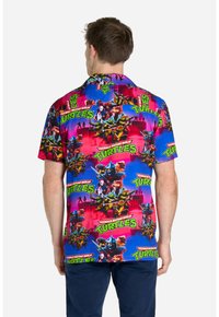 Camicia a manica corta con una stampa grafica colorata dei Teenage Mutant Ninja Turtles su uno sfondo vivace blu e rosa.