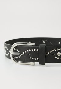 Schwarzer Leder Gürtel mit silbernen Nieten und einem dekorativen Muster, ausgestattet mit einer metallischen Schnalle und einer glatten Textur.