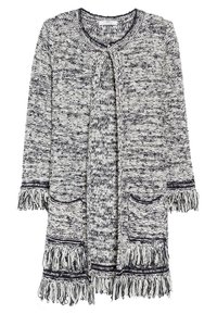 Sweter w kolorze granatowym i białym, z otwartym przodem, dwoma kieszeniami oraz frędzlami na rękawach i u dołu.