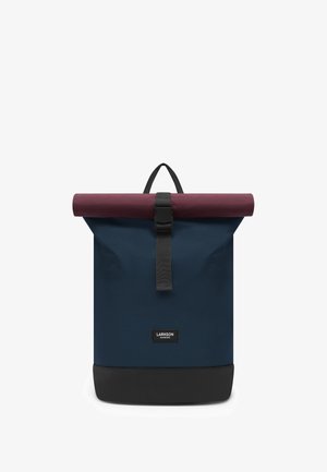 Rolovací batoh v námořnické modři s burgundskou horní klopou, černým dnem, černým popruhem s přezkou a rukojetí, označený "Larkson Hamburg."
