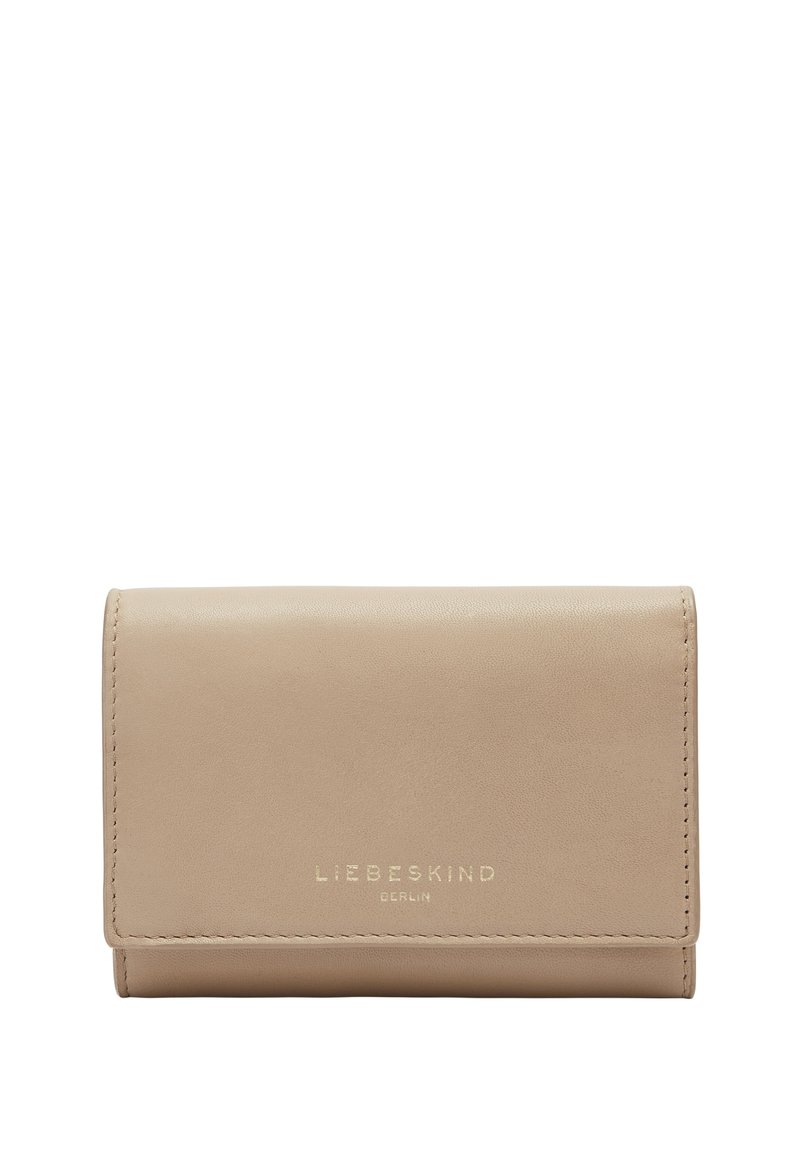 Portafoglio in pelle color tan con una texture liscia, design a piega e logo in oro impresso. Presenta linee pulite e hardware minimal.