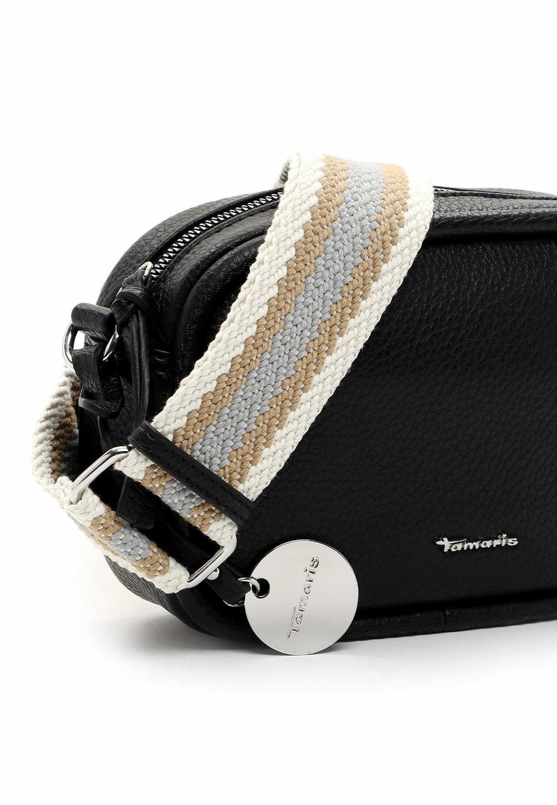 Zwarte nepleer schoudertas met een gestructureerde afwerking, voorzien van een gestreepte geweven schouderband in beige, grijs en wit; zilveren logo-detail.