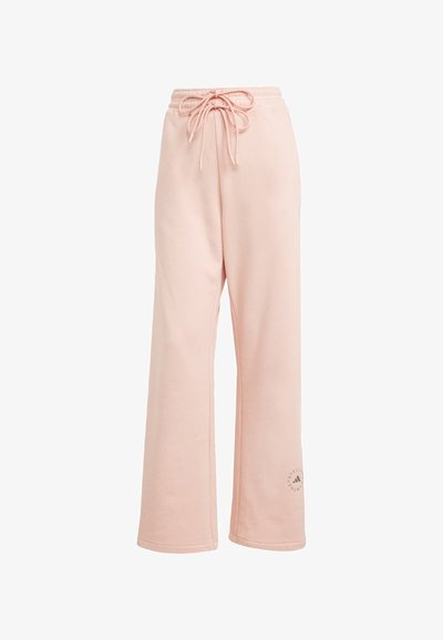 Pantalones de chándal rosa claro hechos de una tela suave, con cintura ajustable por cordón y un logo en el muslo izquierdo. Diseño de pierna ancha.