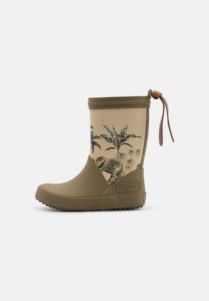 Beige gummistøvle til børn med olivengrøn tå og sål, prydet med tryk af jungle-dyr og palmetræer samt en tan-farvet trækkestrop bagpå.