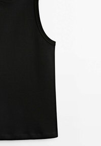 Débardeur noir en tissu lisse avec un col rond et des emmanchures larges ; dispose de coutures doubles pour plus de durabilité.