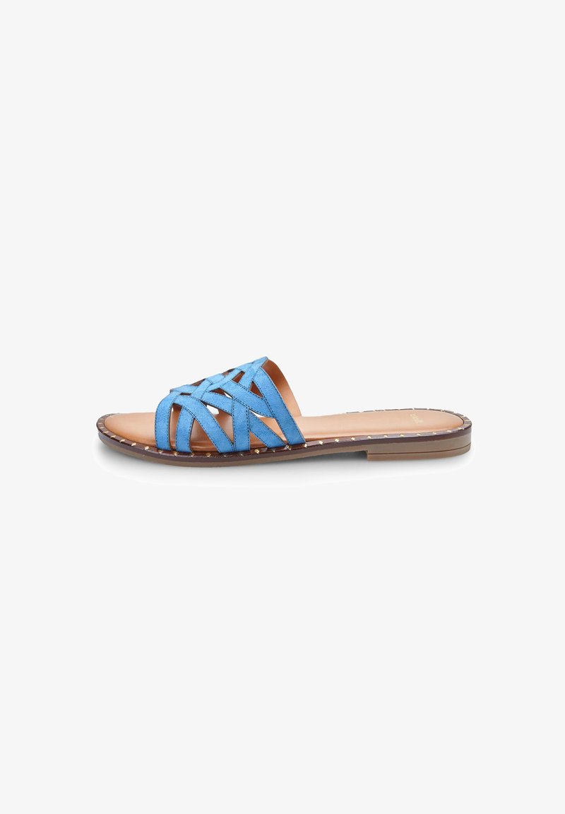 Blå lädersandaler med slip-on design och vävd rem, platt sula och brun texturerad innersula. Exponerad sömnad ger subtila detaljer.