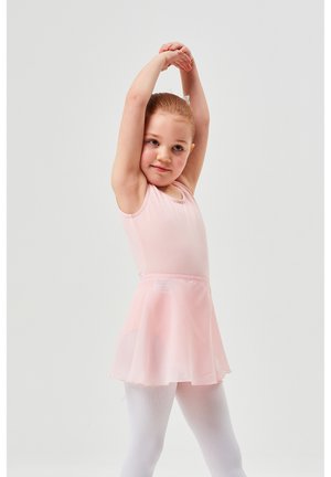 Helles pinkes Ballettkleid mit tailliertem Oberteil und transparentem Rock, kombiniert mit weißen Leggings. Das Kleid hat einen runden Halsauschnitt und ärmelloses Design.