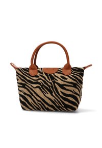 Bolso de mano con estampado de cebra hecho de tela, con asas y detalles de cuero marrón. Presenta una forma estructurada y una superficie texturizada.