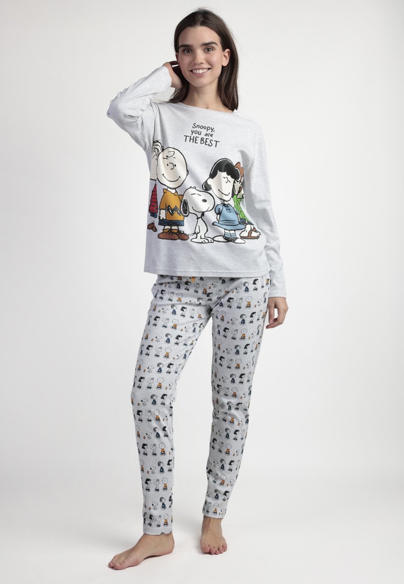 Pijama de manga larga gris con personajes de dibujos animados, acompañado de pantalones grises con patrones cómicos repetidos. Mezcla de algodón, corte relajado.