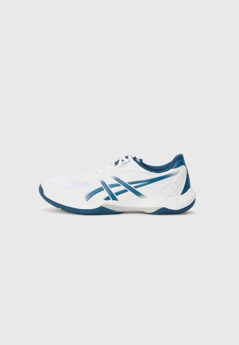 Baskets blanches avec des accents bleus, tige en mesh, bout arrondi et semelle texturée pour l'adhérence. Comprend un système de laçage et un col rembourré.