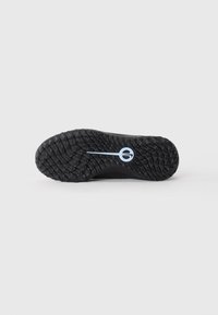 Semelle de sneaker noire avec une surface en caoutchouc texturé, arborant un contour de logo bleu clair et une forme épurée.