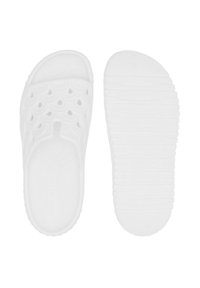 Witte rubberen slippers met een golvend patroon op de bovenkant en een gestructureerde zool voor grip. Lichtgewicht en waterdicht ontwerp.