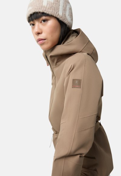 Braune wasserdichte Jacke mit hohem Kragen und verstellbarer Kapuze. Verfügt über einen Stoffgürtel und einen Markenaufnäher am Ärmel. Glatte, matte Textur.