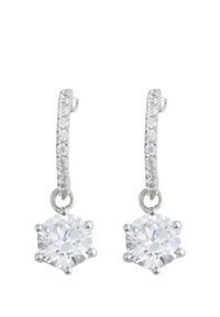 Pendientes de aro de plata con pequeños cristales transparentes a lo largo del aro y una gota central redonda similar a un diamante, creando un efecto brillante.