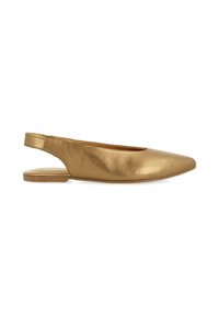 Zapato plano tipo slingback de cuero dorado con puntera afilada, diseño minimalista y tacón bajo, que presenta una textura suave y líneas limpias.