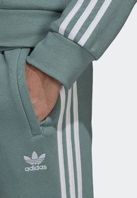 adidas Originals Teplákové kalhoty - green