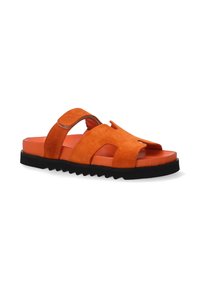 Orange ruskinds slide sandaler med to brede stropper, en struktureret sort sål og en glat orange indersål. Åben tå-design med udsparinger.