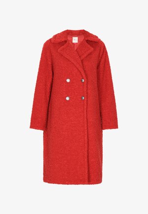 Czerwony, teksturowany płaszcz podwójnie zapinany z klapami i srebrnymi guzikami, wykonany z miękkiego, puszystego materiału i z długimi rękawami.
