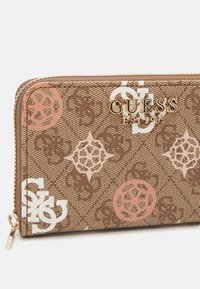 Guess ELIETTE LOGO MED ZIP - Peněženka - latte logo multi