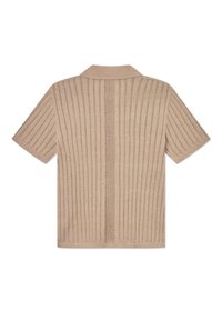 Beżowa, dziana polo z krótkim rękawem o pionowej fakturze prążkowanej i gładkiej tylnej części, z klasycznym kołnierzykiem i luźnym krojem.