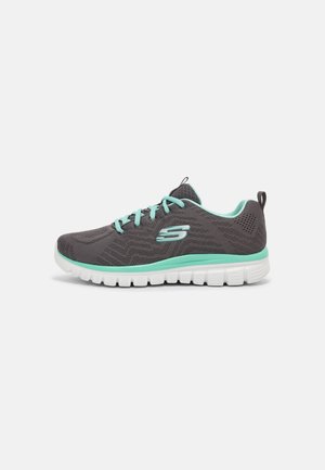 Chaussure de sport Skechers grise et vert menthe avec dessus en mesh, lacets à l’avant et semelle blanche rembourrée, vue de côté sur fond uni.