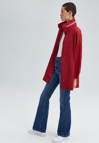 Touché Privé WITH NECKBAND - Cappotto corto - red