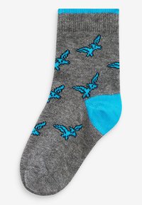 Graue Baumwollsocke mit einem Muster aus blauen Vögeln, mit einem einfarbigen blauen Bündchen und Ferse. Glatte Textur in der Standardform einer Socke.