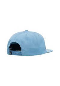 Gorra snapback de color azul claro, fabricada en tela, con visera plana, ojales de ventilación y una correa plástica ajustable en la parte posterior.