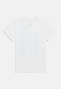 Λευκό κοντομάνικο βαμβακερό μπλουζάκι laid flat που δείχνει την πλάτη, με λαιμόκοψη και χωρίς ορατά σχέδια ή λογότυπα.