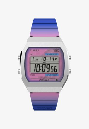 Digitalna ura Timex T80 ima srebrno ohišje iz nerjavečega jekla, obraz s rožnatim gradientom in modro-vijoličen silikonast pas. Vodoodporna zasnova.