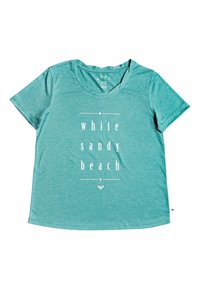 T-shirt in cotone color turchese chiaro con scollatura a V, con la scritta "spiaggia di sabbia bianca" in bianco, allineamento verticale, texture liscia, maniche corte.