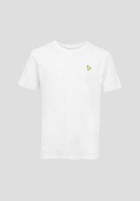 Λευκό κοντομάνικο t-shirt με στρογγυλή λαιμόκοψη και μικρό πράσινο φύλλο στο αριστερό μέρος του στήθους, απλό φόντο.