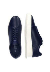 Sneakers in pelle blu navy con finitura testurizzata, suole in gomma bianca e lacci coordinati. Presentano un dettaglio del logo sulla linguetta.