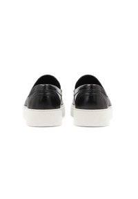 Schwarze Leder-Schlupfschuhe mit runder Zehenpartie und kontrastierender weißer Gummisohle. Verfügt über genähte Details entlang der Rückseite.