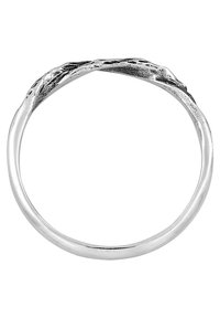 Srebrny pierścionek o skręconym wzorze z błyszczącym wykończeniem i teksturowanymi akcentami. Gładka obrączka o minimalistycznym, organicznym kształcie.