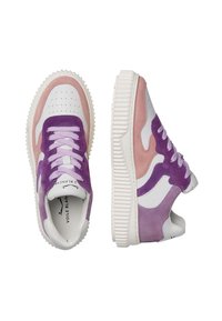Baskets en suède violet et rose avec des accents en cuir blanc, dotées d'une semelle en caoutchouc texturé et de lacets lavande, agrémentées de détails perforés.