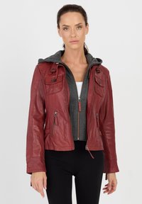 Rote Lederjacke mit grauem Kapuzenaufsatz, durchgehendem Reißverschluss, zwei Brusttaschen und einer taillierten Passform. Glatte Textur mit minimalen Hardware-Details.