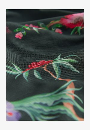 Průsvitná černá látka s květinovým vzorem obsahujícím červené bobule a pastelové květiny, doplněná listy a složitými detaily.