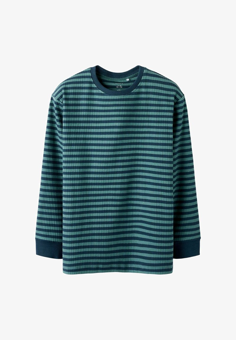 Langärmliges geripptes Shirt mit horizontalen Streifen in Dunkel- und Hellgrün sowie einem einfarbigen dunkelgrünen Ausschnitt und Bündchen, flach ausgelegt.