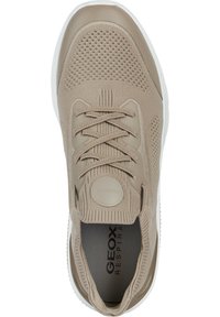 Beige sneakers med en texturerad stickad ovandel och snörningsdesign; har en cirkulär logotyp, vadderad sula och andningsbart inre.