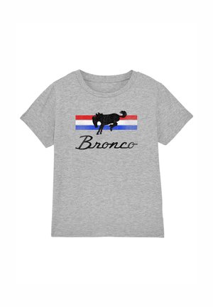 Graues kurzärmliges Hemd mit einer schwarzen Silhouette eines buckelnden Pferdes über rot-weißen und blauen Streifen und dem Wort "Bronco" darunter.
