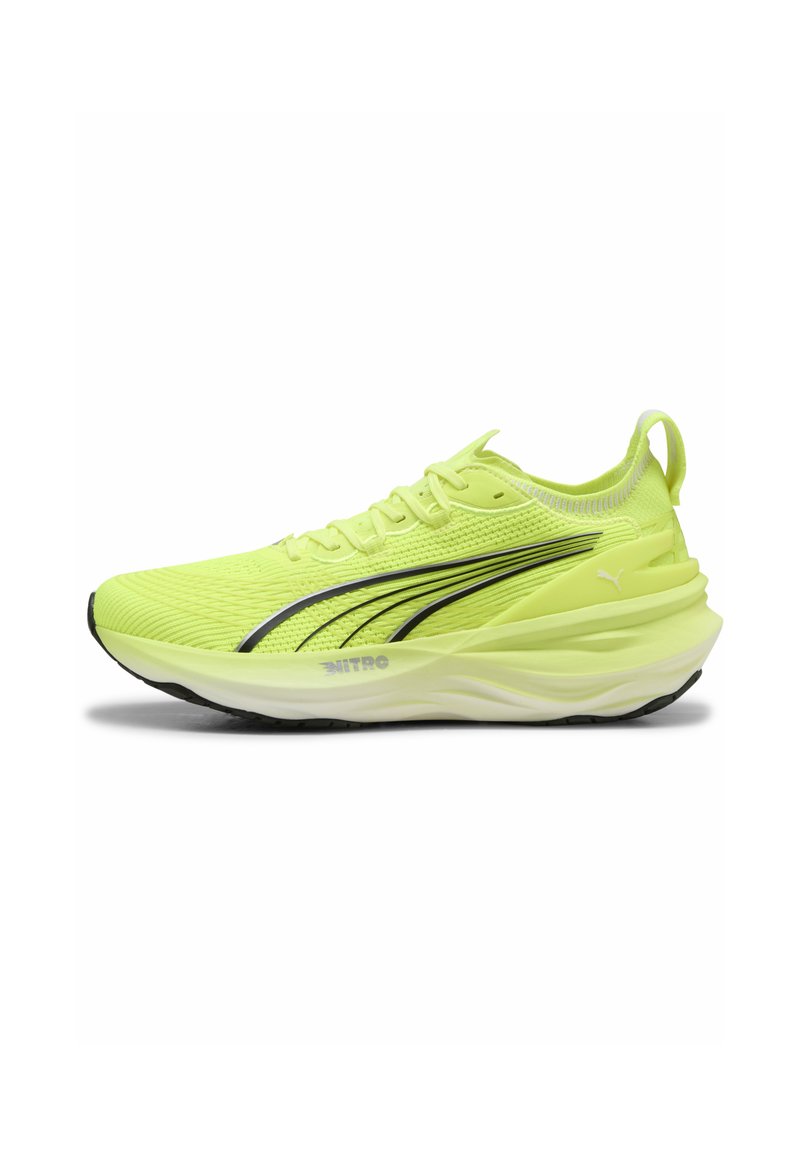 Scarpa da corsa verde lime realizzata in mesh traspirante, con dettagli neri, sole imbottito e tomaia decorata per una maggiore aderenza e supporto.