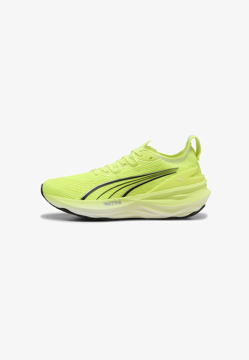 Chaussure de course vert lime en mesh respirant, avec des accents noirs, une semelle rembourrée et une tige à motifs pour une adhérence et un soutien améliorés.