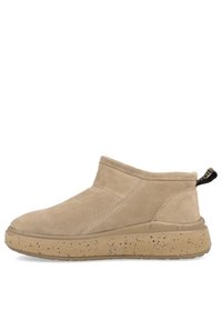 Stivali alla caviglia in suede beige con punta tonda, lati elasticizzati e suola in gomma beige maculata. Include un pratico lembo sul retro per facilitare l'indossamento.