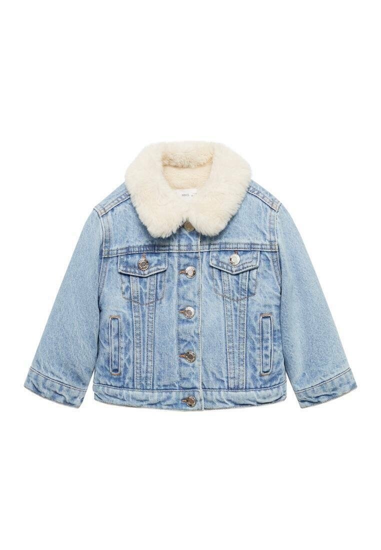 Světle modrá džínsová bunda s límcem z umělé kožešiny, přední zapínání na pět knoflíků, dvě náprsní kapsy a volné rukávy.