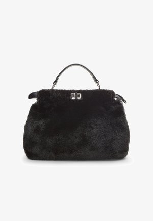 Bolso de mano de piel sintética negra con una forma estructurada, que presenta un asa negra elegante y herrajes en tono plateado en la parte frontal.