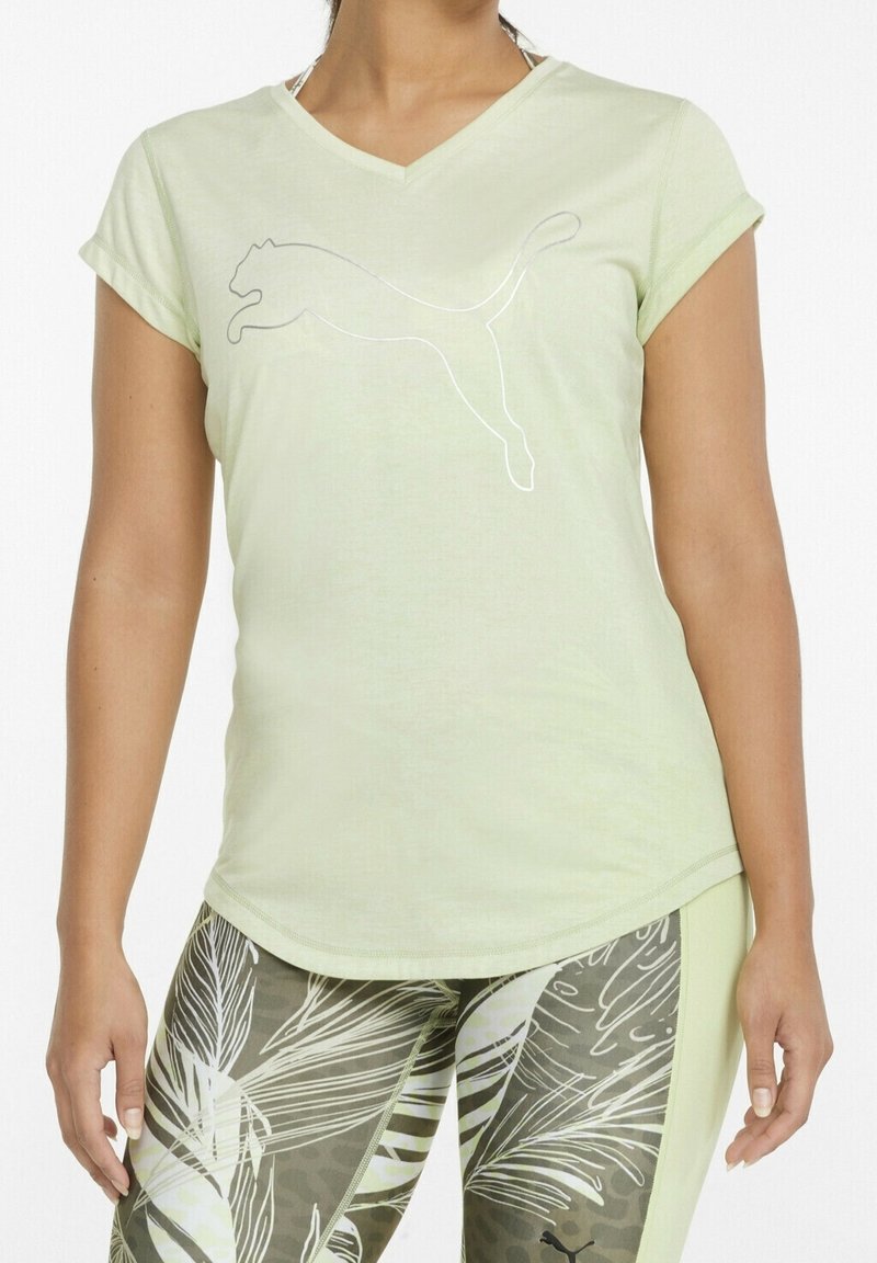 Ljusgrön idrottströja med v-ringning och korta ärmar. Har en silverfärgad Puma-logotyp. Tyget är mjukt med en något texturerad yta.