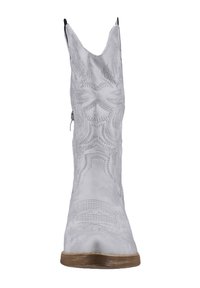 Botín de estilo occidental en cuero blanco, con intrincados patrones bordados, punta afilada y un tacón bajo y apilado. Detalle de cremallera lateral.